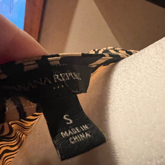 Adorable flowy tiger striped blouse with buttons size small - Picture 2 of 5